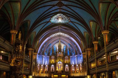 Görkemli gotik katedral iç mimarisi, özenle hazırlanmış kemerler ve canlı vitraylı camlar.