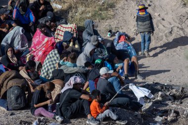 Göçmenler, Ciudad Juarez sınırında battaniyelere sarılmış, açık gökyüzünün altında dinleniyorlar..