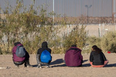 Ciudad Juarez 'deki ABD-Meksika sınırında dört göçmen ağır çöl koşullarına göğüs gerdi..