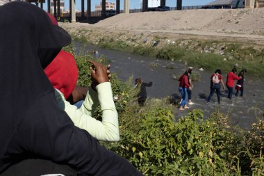 Göçmenler 21 Ekim 2022 'de Ciudad Juarez sınırında toplanarak gelişmekte olan göç politikaları ve insani yardım kaygıları arasında ABD' ye girmeyi bekleyen zorluklarla karşılaştılar..