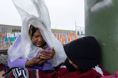 Göçmenler, 2022-10-24 tarihlerinde Ciudad Juarez 'de toplanarak sınır politikaları ve insani yardım sorunlarının sürdüğü bir ortamda ABD' ye geçmeye çalışıyorlar..