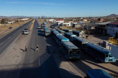 Ciudad Juarez 'e park etmiş otobüsler göçmen taşımacılığına yardım ediyor..