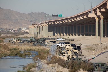 Askeri kuvvetler ve araçlar Ciudad Juarez yakınlarındaki sınırı emniyete aldı..