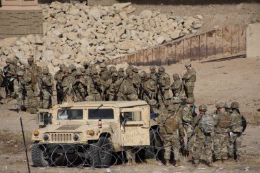 Ciudad Juarez yakınlarındaki sınırda devriye gezen askerler, artan göç sorunları üzerine çöl geçişlerini izliyorlar..