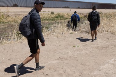 Ciudad Juarez 'deki yüksek sınır çitlerinin yakınındaki zorlu çölde, göç sorunları için sıcak bir nokta olan.