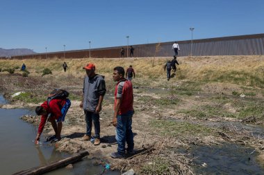 Ciudad Juarez 'deki ABD-Meksika sınır çiti yakınlarında toplanan bireyler göç sorunlarını vurguluyor.