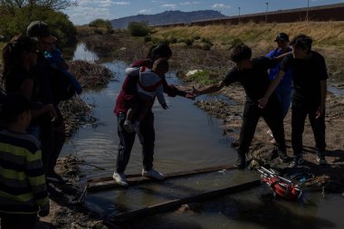 Göçmenler Ciudad Juarez yakınlarındaki bir nehri geçiyorlar, Amerika-Meksika sınırlarının altında sıkça rastlanan bir yol..