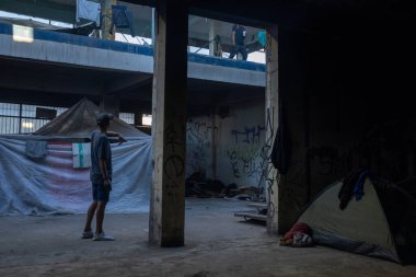 Genç insan Ciudad Juarez 'deki geçici barınağı araştırıyor..