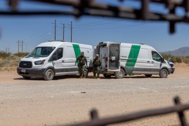 ABD Sınır Devriyesi ajanları Ciudad Juarez yakınlarındaki çölü gözlüyor..