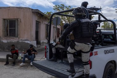 Şehir içi şiddetin tırmandığı Ciudad Juarez 'de silahlı devriyeler.