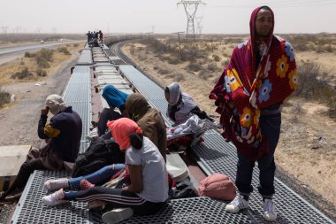 Göçmenler Ciudad Juarez yakınlarındaki bir trenin üzerinden daha iyi fırsatlar aramak için geçiyorlar..