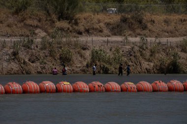 Ciudad Juarez 'deki göçmenler nehri geçmek için yüzme engellerini kullanıyorlar..