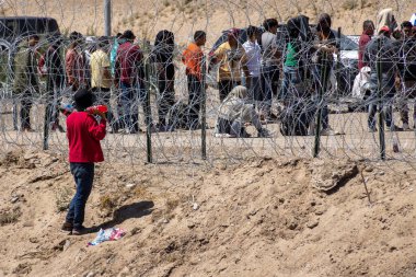 Ciudad Juarez 'de göçmenler dikenli telle toplanarak göç sorunlarını vurguluyorlar..
