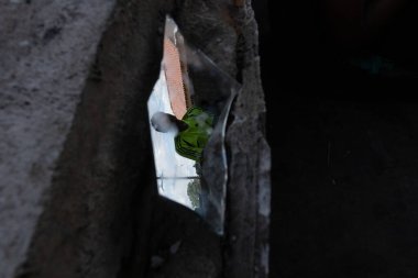 Ciudad Juarez 'deki yıkık dökük bir duvardan bir bakış, kalıcı sosyal mücadeleleri ve kentsel bozulmayı sembolize ediyor..