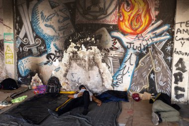 Genç göçmenler, Ciudad Juarez 'in sanatla mücadelesini resmeden grafiti zengini bir sığınakta soluklanıyorlar..