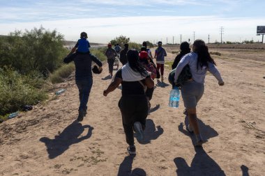 Göçmenler Ciudad Juarez yakınlarındaki tozlu arazide yeni başlangıçlar arıyorlar..