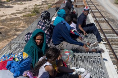 Göçmenler Ciudad Juarez yakınlarındaki bir trene binip yeni fırsatlar arıyorlar..