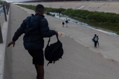 Göçmenler Ciudad Juarez yakınlarındaki beton bir kanalda daha güvenli yollar arıyorlar..