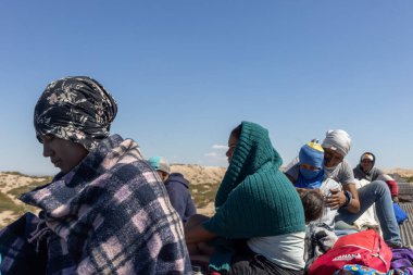 Göçmenler, Rio Grande 'ye düzensiz bir geçiş için yaklaşan Ciudad Juarez yakınlarındaki çölde yürüyorlar..