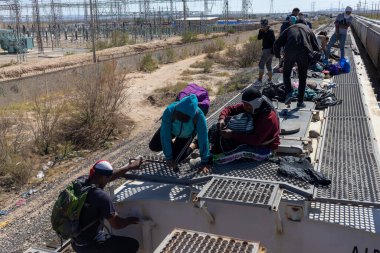 Göçmenler, düzensiz bir sınır geçişi için Rio Grande 'ye gitmeye hazırlanan Ciudad Juarez' deki bir yük treninden iniyorlar..