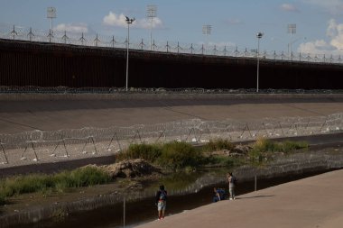 Rio Grande 'de toplanan göçmenler, Birleşik Devletler' in Ciudad Juarez sınırına bakıyor..