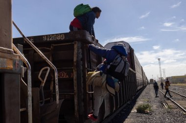 Göçmenler, Ciudad Juarez 'den bir yük trenine binip açık bir gökyüzünün altında kuzeye giden yolu arıyorlar..