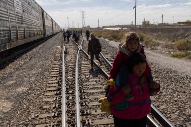 Göçmenler, Ciudad Juarez yakınlarındaki tren rayları boyunca ilerleyerek yolculuklarının katı gerçekleriyle yüzleşiyorlar..