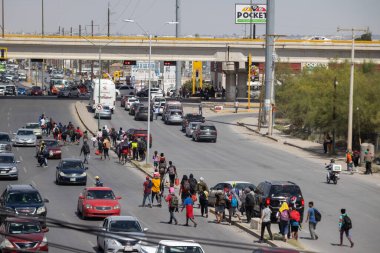 Yayalar Ciudad Juarez 'in hareketli sokaklarında dolaşarak şehrin önemli bir göç merkezi rolünü yansıtıyorlar..