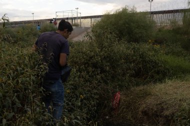 İnsanoğlu, göç tartışmalarının odak noktası olan Ciudad Juarez 'deki güçlendirilmiş sınırın yakınındaki zorlu arazide geziniyor..