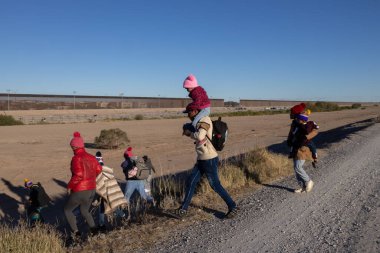 Çocuklar da dahil olmak üzere siviller, Ciudad Juarez yakınlarındaki sert çölü geçerek sığınak arıyorlar..