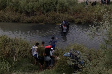 Göçmenler Rio Grande 'de Ciudad Juarez yakınlarında sığınma talebinde bulundular..