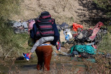 Ciudad Juarez yakınlarındaki bir derede bir göçmen geziniyor..