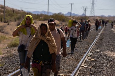 Siviller Ciudad Juarez demiryolu boyunca yürür, zorluklardan kaçarlar..