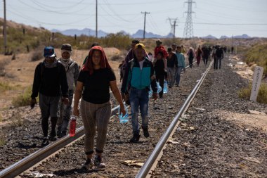 Siviller Ciudad Juarez demiryolu boyunca ilerliyor, sığınak arıyorlar..