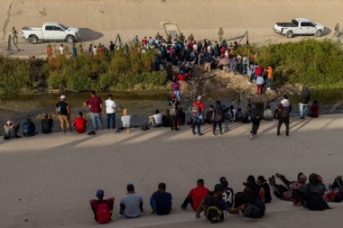Siviller, sınır ajanları tarafından denetlenen Ciudad Juarez nehri geçidinde toplandılar..