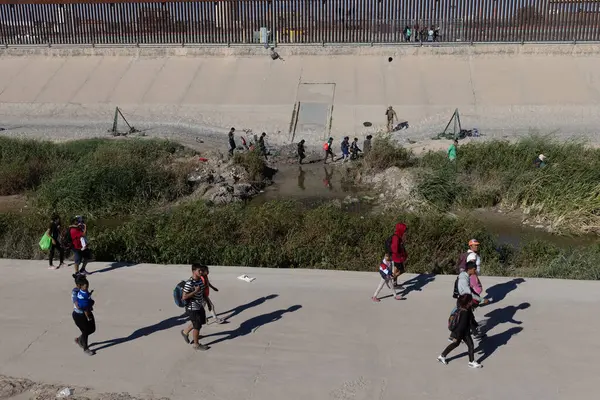 Ciudad Juarez 'deki sınır duvarının yanında yürüyen göçmenler, düzensiz geçişler için kullanılan ortak bir rotayı takip ediyorlar..