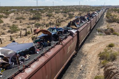 Göçmenler Ciudad Juarez yakınlarındaki bir trene binip sığınacak bir yer arıyorlar..