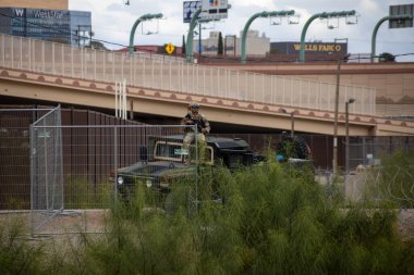 Ciudad Juarez yakınlarındaki sınırı bir asker denetliyor. Birleşik Devletler 'e düzensiz göç konusunda artan gerginlik var..