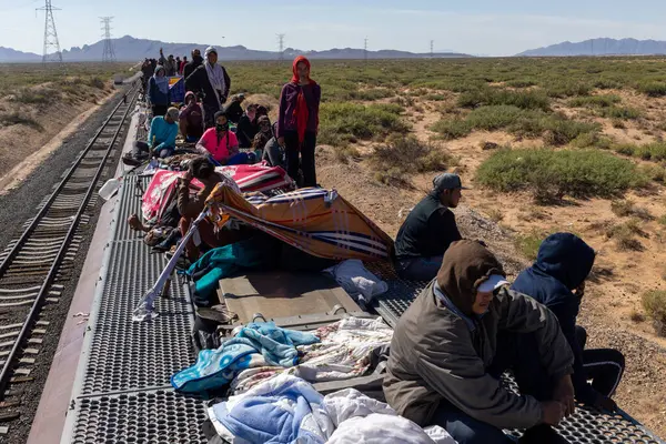 Göçmenler, Ciudad Juarez yakınlarındaki bir yük treninin tepesine binip kuzeye yolculuklarının bir parçası olarak ABD Meksika sınırına yaklaşıyorlar..