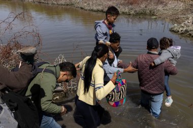 Çocuklar da dahil olmak üzere göçmenler, düzensiz bir sınır geçişi sırasında Ciudad Juarez yakınlarındaki Rio Grande 'yi geçtiler..
