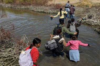 Ciudad Juarez 'de nehirden geçen göçmenler..