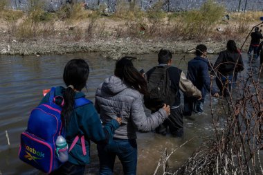 Göçmenler düzensiz bir sınır geçişi sırasında Ciudad Juarez yakınlarındaki Rio Grande 'de geziniyorlar..