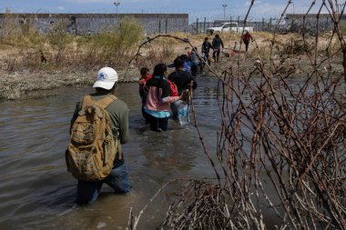 Çocuklar da dahil olmak üzere göçmenler, düzensiz bir sınır geçişi sırasında Ciudad Juarez yakınlarındaki Rio Grande 'yi geçtiler..