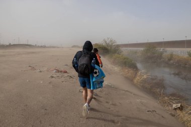 Göçmenler, Amerika 'da yeni bir başlangıç arayanlar için ortak bir rota olan Ciudad Juarez yakınlarında Rio Grande' den yürüyorlar..