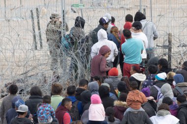 Migrante 'ler, Allah' ın sevgili kulları, renen junto al muro fronterizo en Ciudad Jurez tras cruzar el Ro Grande.