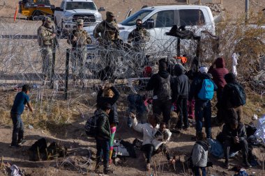 Ciudad Juarez 'deki sınır duvarı yakınındaki göçmenler sınır geçişlerinin ortasında Teksas Ulusal Muhafızları tarafından ablukayla karşı karşıya..