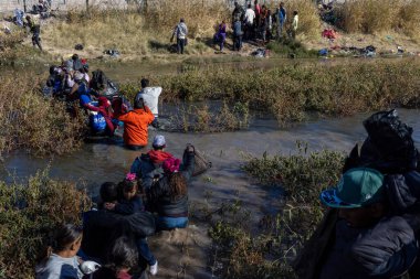 Çocuklar da dahil olmak üzere göçmenler, Amerika Birleşik Devletleri 'ne yapılan düzensiz bir sınır geçişi sırasında Ciudad Juarez' deki Rio Grande 'de yürüdüler..