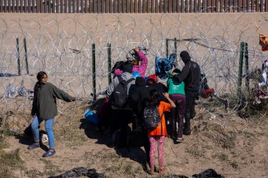 Göçmenler Ciudad Juarez 'deki sınır duvarının yanında toplanıyor. Düzensiz göç yolları boyunca sık sık ulaşılan bir nokta..