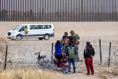 Üniformalı personel Ciudad Juarez sınırındaki sivillere yardım ediyor..