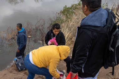 Siviller, muhtemelen göçmenler, Ciudad Juarez nehir kıyısında, Amerika 'ya geçmeyi planlıyorlar..
